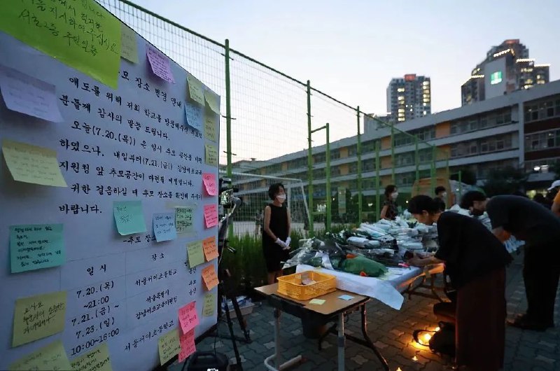 » 11、韩国4天3名韩国教师自杀，全国教师集体追悼敦促国会查明死亡真相 more…今年7月，疑因遭到学生家长恶意投诉，韩国首尔市瑞草区一名24岁的小学教师不堪重压在校内自杀，引发韩国社会强烈震动