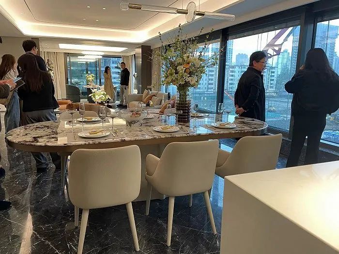 » 3. 当天收款99.9亿 上海豪宅再现“日光盘”上海豪宅市场正“一路狂欢”