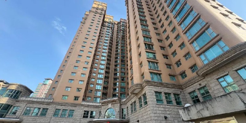 » 3、北京亮马桥使馆区豪华公寓流拍1月16日，位于北京市朝阳区麦子店街38号的三全公寓120套房产及200多个地下车位分别在阿里资产平台竞价，由于无人出价流拍