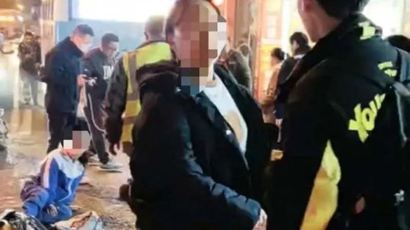 » 19. 四川安岳一公交车在中学门口撞倒多名学生 12人受伤