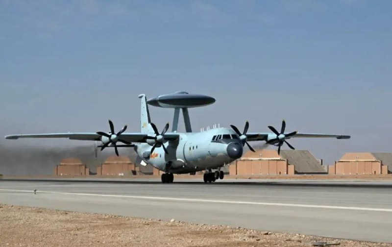 » 7、中埃战机编队飞越金字塔当地时间5月4日上午，中埃“文明之鹰-2025”空军联合训练在埃及空军某基地闭幕