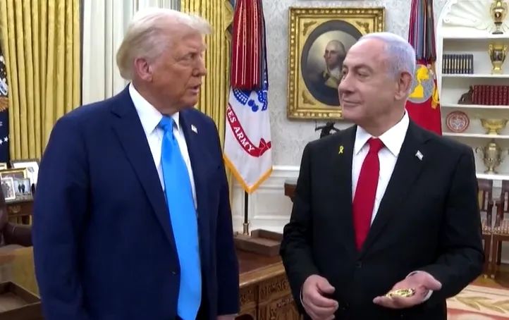 » 13. 内塔尼亚胡送特朗普黄金寻呼机日前，美国总统特朗普在白宫接见来访的以色列总理内塔尼亚胡，大秀亲密关系