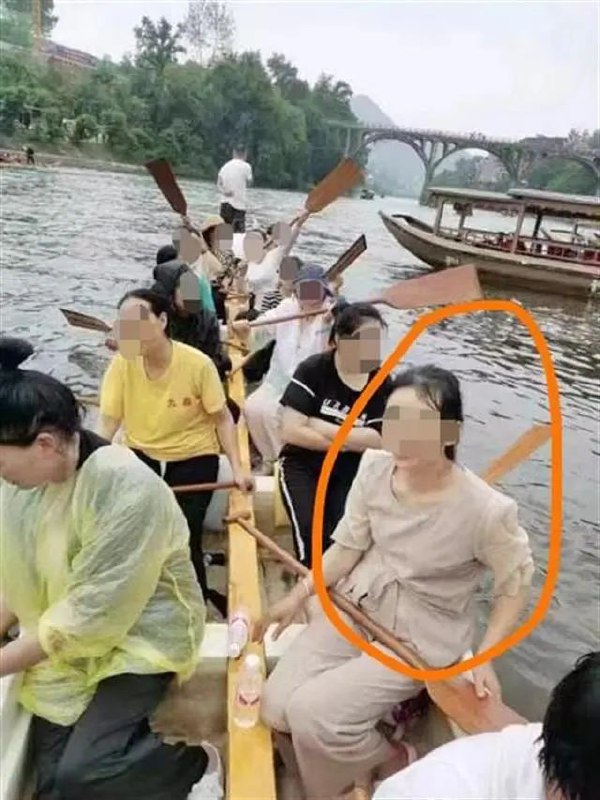 » 3. 湖北黄梅县龙舟侧翻一人死亡6月8日，记者从黄梅县分路镇获悉，在该镇西河水域群众自发开展的端午划龙船活动中，一龙船侧翻造成多人落水