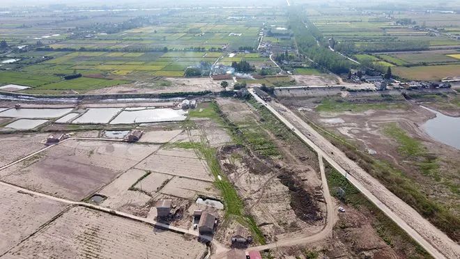 » 8. 今年夏天曾被洪水淹没的湖南团洲垸将整体搬迁2024年7月5日，团洲垸洞庭湖一线堤防出现管涌，封堵失败后溃决