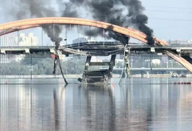 » 6、首都机场东侧潮白河大桥起火  烧跨桥梁主体 more…4月23日上午8时许，多名网友在社交媒体发帖称，北京市顺义区潮白河大桥发生桥体坍塌