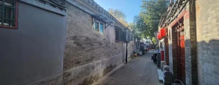 » 2. 北京南锣鼓巷一四合院拍出2.039亿元 占地1643平米2024年5月18日至5月19日，新疆乌鲁木齐铁路运输中级法院在阿里司法拍卖网络平台上，对北京市东城区福祥胡同15号的29幢不动产进行拍卖，起拍价2.03906500亿元，折合建筑面积每平方米18.72万元