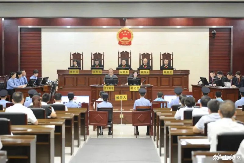 » 12、男子强迫11岁少年吸毒贩毒并殴打致死被判死缓，检察机关抗诉2019年1月22日晚至次日凌晨，王某得知安某甲将团伙贩毒情况告知其母亲吉某后，与同伙在租住房内用烟头烫，用塑料管、电击棍等工具殴打、电击安某甲，并强迫安某乙殴打安某甲