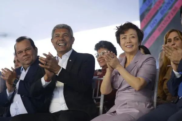 » 7、比亚迪宣布在巴西设立大型生产基地综合体，总投资额45亿当地时间7月4日，比亚迪与巴西巴伊亚州政府共同宣布，双方将在卡马萨里市设立由三座工厂组成的大型生产基地综合体，总投资额达30亿雷亚尔（折合人民币约45亿元）