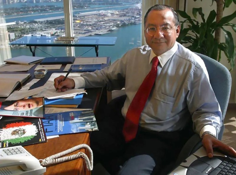 » 5. 美国前大使承认为古巴服务 判刑15年当地时间4月12日，曾担任美国驻玻利维亚大使的前外交官曼努埃尔·罗查因为古巴政府从事间谍活动被判处15年有期徒刑