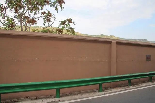 » 2. 围墙挡景，“严禁偷窥祖国大好河山”？近日，一则关于云南省迪庆州德钦县梅里雪山国家公园附近214国道旁修建围墙的新闻引起了争议