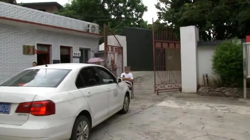 » 4. 四川广播电视台记者采访“祖坟被挖事件” 遭社区书记扣留8月24日，四川广播电视台报道称，该台“阳光政务”栏目记者在成都市青白江区清泉镇调查村民“祖坟被挖事件”时，遭到社区书记扣留，引发网友关注