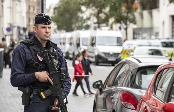 » 7、法国高中发生持刀袭击事件致1死3伤 反恐安全级别升至最高法国总理博尔内13日晚宣布，鉴于法国当天发生“恐怖袭击”以及国家面临的复杂形势，政府决定将全国反恐安全警戒级别提升至最高