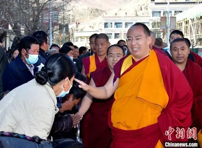 » 11. 班禅规劝僧众：潜心修行，减少手机依赖“我们作为修行者，无论参加法会还是研修教义，抑或是开展各类佛事活动，要有非常良好的形象