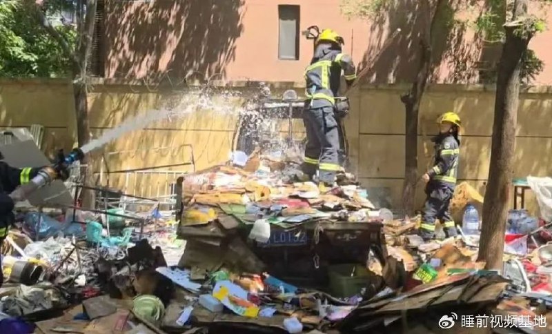 » 5、北京桶装水聚光点燃废纸 引发火灾近日，北京大兴区一居民小区内，一辆停在垃圾分类处的货车突然起火