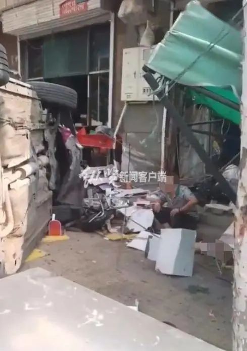 » 8、山西晋中：一男子驾车撞岳母店铺 致1岁儿子和一陌生男子死亡9月6日，有网友发布视频称，6日上午，山西晋中市太谷区一名男子驾车撞向丈母娘家的殡葬店，导致男子的孩子和一名顾客死亡