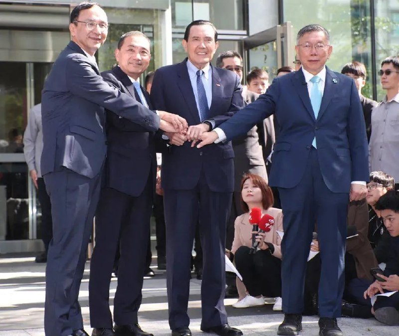 » 13. 18号到了，台湾蓝白合未达成共识 正副手人选未出结果11月15日蓝白进行二次政党协商，会后宣布正副手于18日由马英九基金会公布结果，马办执行长萧旭岑指出，九份民调中，国民党和民众党意见不同，未达共识，因此建议延长讨论，择期再议