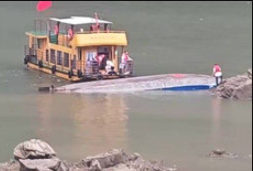 » 4、贵州省黔西市发生载人游船侧翻事故贵州省黔西市新仁苗族乡六冲河东风库区附近发生载人游船侧翻事故