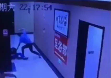 » 13、陕西商洛一醉酒交警足浴店殴打残疾服务员，以寻隙滋事被判刑8月28日华商报新闻独家报道，陕西商洛一醉酒交警在足浴店殴打智力残疾服务员，9个月无结果，引发了广泛关注