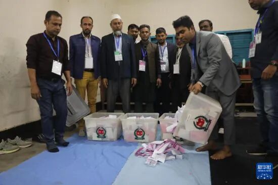 » 10、孟加拉国民族主义党在选举中单独赢得过半议席据当地媒体13日报道，初步计票结果显示，在12日举行的孟加拉国国民议会选举中，孟加拉国民族主义党赢得过半数议席，该党主席塔里克·拉赫曼有望出任总理