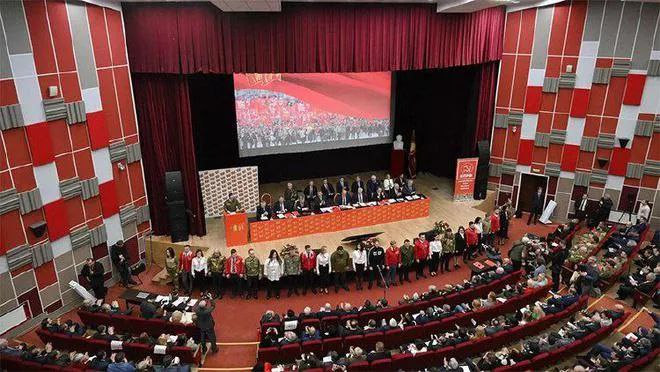 » 1、俄共再翻案：赫鲁晓夫关于斯大林个人崇拜的报告存在错误当地时间7月5日，俄罗斯联邦共产党第十九次报告和选举代表大会开幕