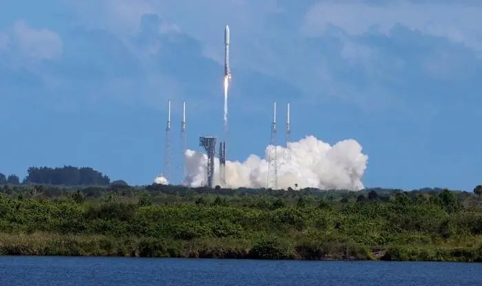 » 12、亚马逊的两颗卫星互联网原型卫星发射成功 对标“星链”美国东部时间6日14时06分（北京时间7日2时06分），联合发射联盟公司的“宇宙神5”型火箭运载这两颗原型卫星，从佛罗里达州卡纳维拉尔角太空军基地发射升空