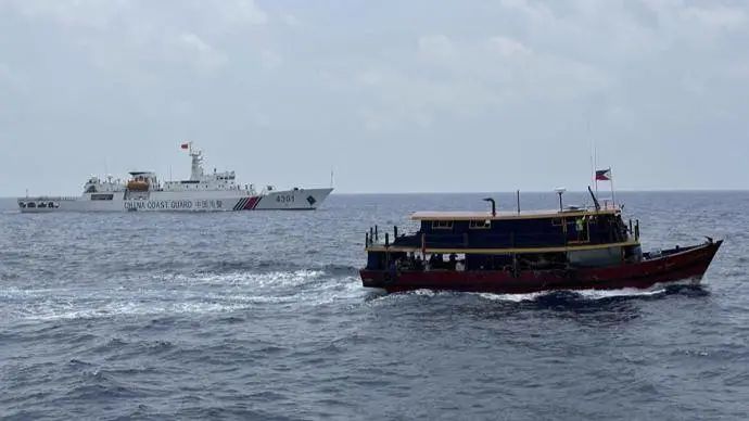 » 5. 中国海警阻止了菲律宾向仁爱礁运送补给10月22日，中国海警依法拦阻菲律宾向仁爱礁非法“坐滩”军舰运送违规建筑物资的船只