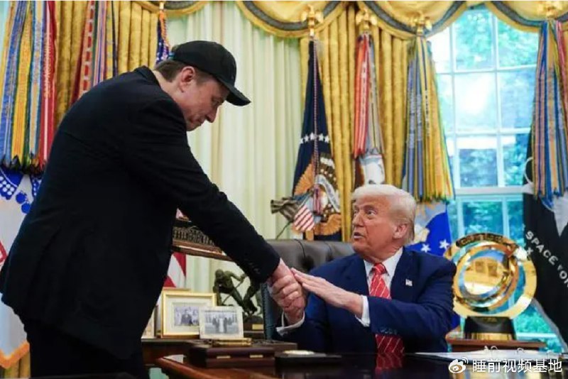 » 7、特朗普在白宫送别马斯克5月30日，美国科技亿万富翁埃隆·马斯克作为特朗普政府“特殊政府雇员”的任期结束，特朗普送给他的离别礼物，是一场在白宫椭圆形办公室举行的新闻发布会和一把金色的钥匙