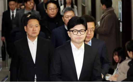 » 4. 尹锡悦仓促发动戒严 封锁国会 6小时后自行撤回当地时间4日凌晨4时27分许，韩国总统尹锡悦在首尔龙山总统府通过直播发表谈话，宣布解除紧急戒严