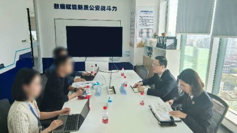 » 6、被剥夺政治权利期间接受采访 被检察院查处在自媒体蓬勃发展的当下，信息传播的门槛大幅降低，每个人都能成为信息的发布者与传播者