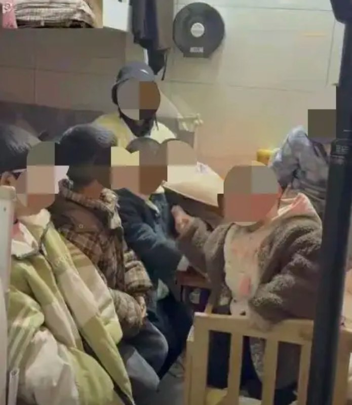 » 3、 贵州一女子发视频：养育8个孩子，挤在几平方米的房间生活近日，贵州六盘水市一女子在其个人抖音账号“贵州小雪”上发视频称，自己在数平米的房间内养育了八个孩子，相关情况引发社会关注和网络热议