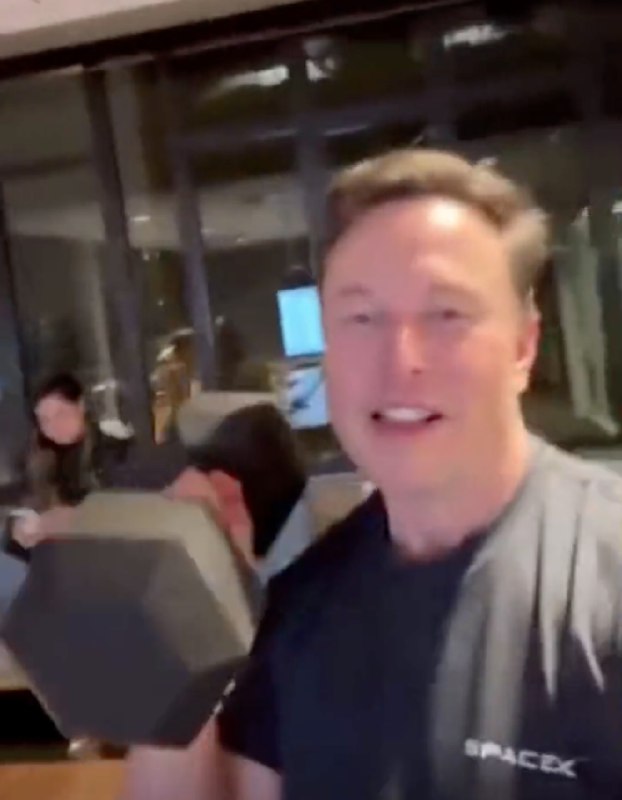 » 12. 马斯克要在“X”直播与小扎决斗，小扎建议26日但要换个平台8月6日，马斯克表示他和扎克伯格之间的决斗将在X（推特）直播，所有收益捐给退伍军人慈善机构