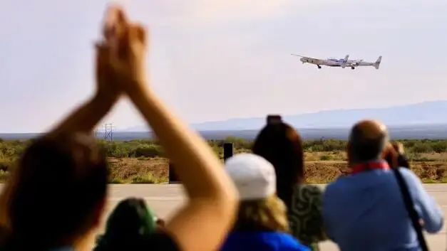 » 11、维珍银河完成首次商业太空飞行当地时间6月29日，维珍银河完成首次商业太空飞行，成功将付费乘客送入太空边缘并返回