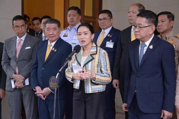 » 6、泰国宪法法院暂停总理佩通坦职务据新华社，泰国宪法法院7月1日宣布，受理有关调查总理佩通坦是否存在违宪行为的请愿书，并决定暂停佩通坦行使总理职权