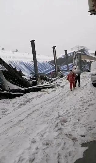 » 9、张家界“七十二奇楼”一茶馆棚顶坍塌：收治入院5人，另有留观17人湖南张家界永定区官方微信公号2月4日通报：3日21时许，永定区七十二奇楼内一茶馆因遭遇暴雪冻雨、收折关闭雨阳棚时发生棚顶坍塌，造成部分人员受伤