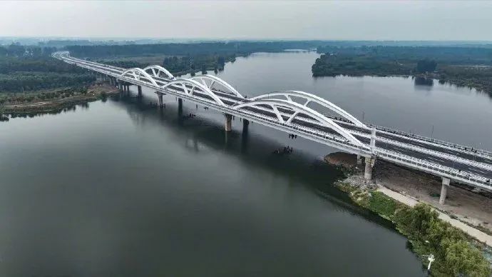 » 1. 胡锡进消失数月后重新发微博：很高兴“厂通桥”居然通车了老胡今天去河北大厂办事，大厂县与北京通州隔潮白河相望，我惊喜地发现，潮白河上盼了许久的大桥“厂通桥”居然通车了！我很高兴，想张开双臂搂搂它