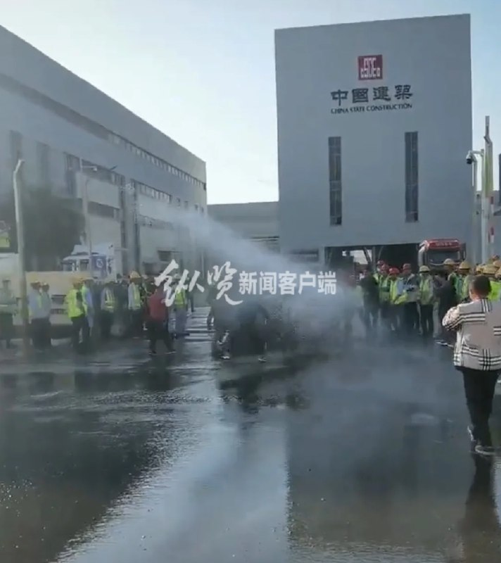 » 2. 广东一企业用水枪驱赶讨薪工人：第三方欠薪和我无关11月22日，有网友发布视频称，工人们到广东海龙建筑科技有限公司讨薪，钱没有要到还遭到企业用水枪喷水驱赶