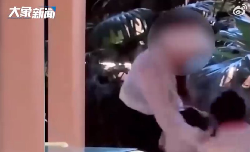 » 10. 长沙一餐厅员工发顾客打娃视频后赔1万离职9月19日，阻拦母亲殴打女儿的西餐厅员工江先生在赔偿对方1万元后，已辞职离开长沙