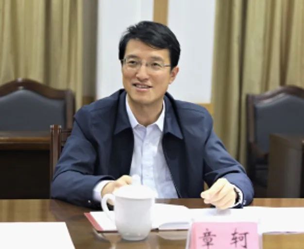 » 4、审计副署长调任国家医保局党组书记1月20日上午，中央组织部有关负责同志出席国家医疗保障局领导干部会议，宣布中央决定：章轲同志任国家医疗保障局党组书记