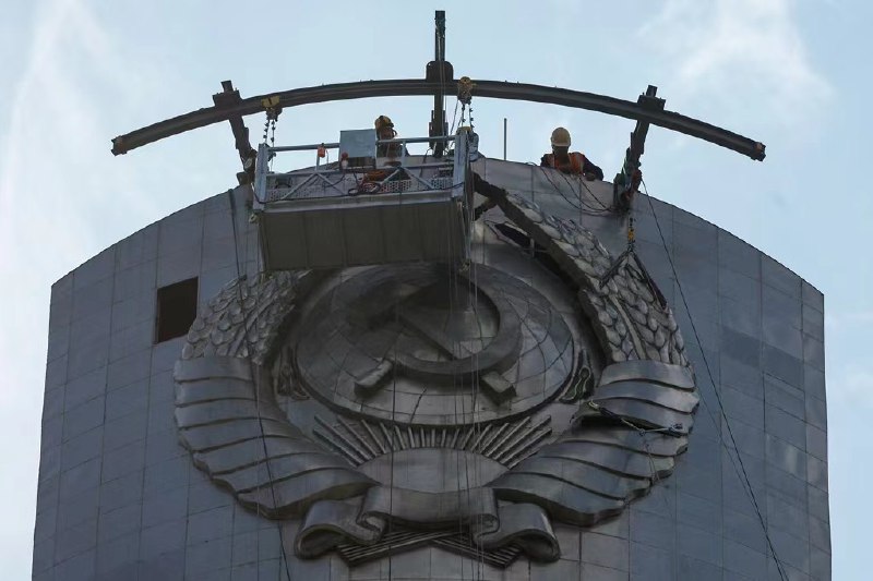 » 14、基辅开始拆除“祖国母亲”雕像的苏联国徽，用乌克兰三叉戟替代据《基辅独立报》7月30日报道，拆除基辅祖国纪念碑上苏联国徽的工程已经开始，将在8月24日乌克兰独立日之前完工