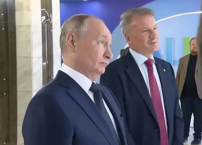 » 2. 普京加入质疑美国登月真实性行列当地时间11月24日，俄罗斯总统普京参观了一个关于人工智能产品的展览