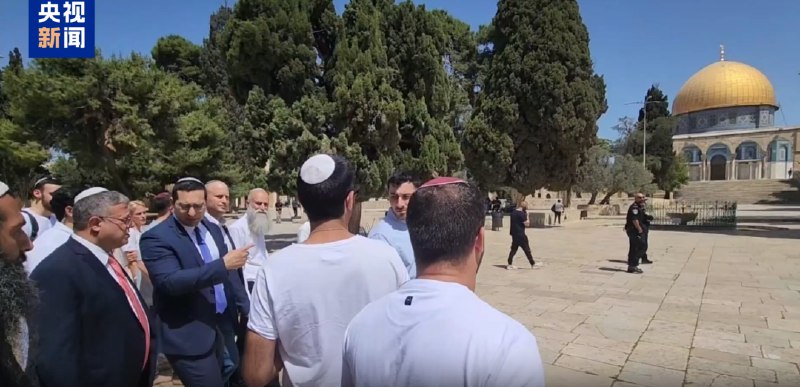 » 4、以色列安全部长进入阿克萨清真寺据巴勒斯坦媒体及半岛电视台等中东媒体报道，当地时间5月26日，包括以色列国家安全部部长、极右翼政治人士本-格维尔等政府官员和以色列议会议员在内，大批以色列人在以色列军警的保护下进入阿克萨清真寺大院，庆祝第58个“耶路撒冷日”，也就是纪念以色列在1967年第三次中东战争中夺得耶路撒冷全城控制权