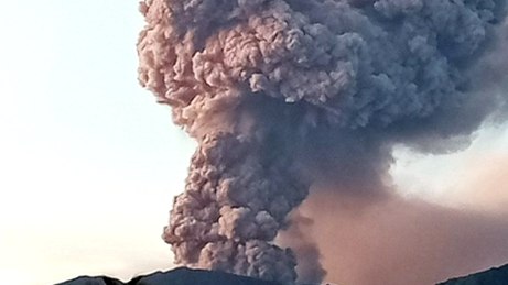 » 6. 日本鹿儿岛火山爆发援引日本气象台报道，当地时间1日下午3点左右，位于日本南部鹿儿岛县诹访之濑岛的御岳火山喷发，从火山口喷发而出的烟柱高达1600米