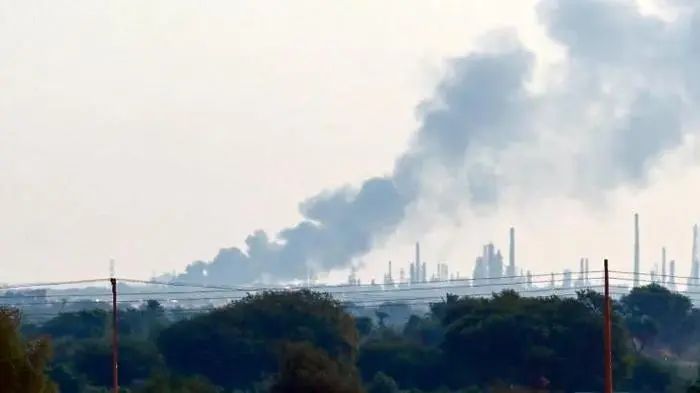 » 1、 苏丹冲突双方互指对方烧毁该国最大炼油厂当地时间1月23日，苏丹武装部队和苏丹快速支援部队分别发表声明，指责对方烧毁位于首都喀土穆的喀土穆炼油厂