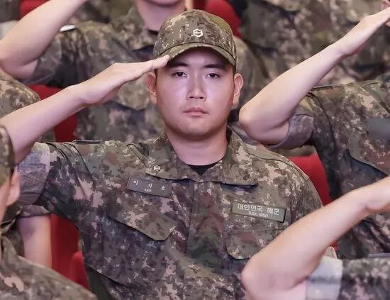 » 1、三星集团会长儿子放弃美国国籍 回韩国服役当地时间9月23日上午，韩国某军校讲堂内举行了一场入伍仪式