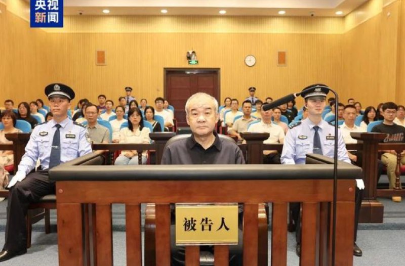 » 5、新疆副主席窦万贵死缓 敛财2.29亿2025年7月9日，广西壮族自治区柳州市中级人民法院一审公开宣判新疆维吾尔自治区政协原党组成员、副主席窦万贵受贿案，对被告人窦万贵以受贿罪判处死刑，缓期二年执行，剥夺政治权利终身，并处没收个人全部财产；对其受贿所得财物及孳息依法上缴国库，不足部分，继续追缴