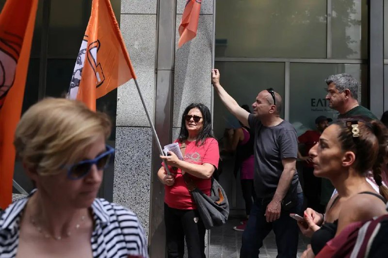 » 4. 希腊尝试6天工作制近日，希腊争议性地为部分企业引入了六天工作制，以提高这个南欧国家的生产力和就业率