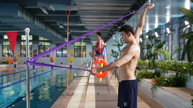 » 6. 孙杨禁赛已经结束在澎湃新闻的专访中，孙杨表示，四年的痛苦遗憾都已过去，现在他决定重返赛场，给自己一个交待