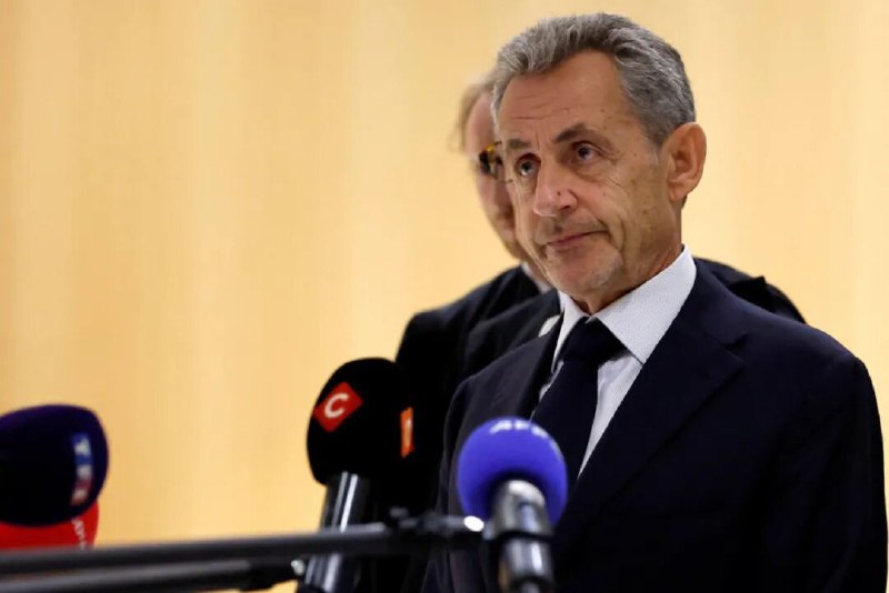 » 4、因非法接受卡扎菲资助 法国前总统萨科齐被判五年监禁法国前总统萨科齐因涉嫌非法接受利比亚前领导人卡扎菲提供的竞选资助，25日被巴黎刑事法庭判处五年监禁