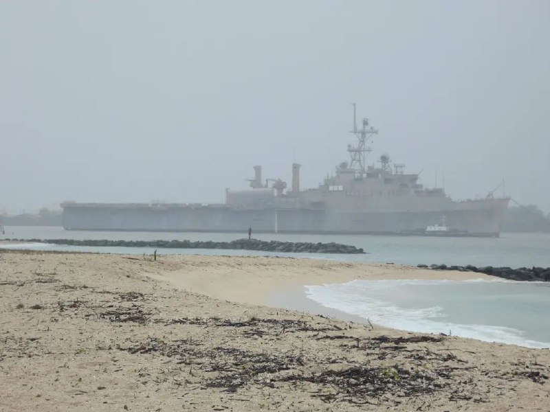 » 7. 美国击沉一艘退役两栖登陆舰 配合四国联合军事演习美国海军学会新闻网17日报道，作为美日法加四国“勇敢之盾2024”演习的一部分，参演美军部队进行了一次实弹击沉靶船的演习