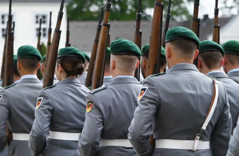 » 3、 德国通过《兵役法》草案当地时间8月27日，德国政府自1992年以来首次在国防部举行内阁会议，并通过《兵役法》草案